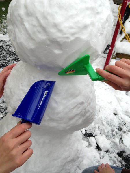 フックス社のお砂場道具で雪だるま作り@木のおもちゃカルテット