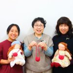 大人のワークショップ「ウォルドルフ人形C体用のまぁるいポシェットを編みましょう」を開催しました♪