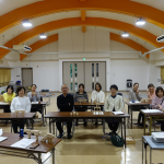 実際に積み上げて、体で学ぶ──ウールレンガ積木研修より